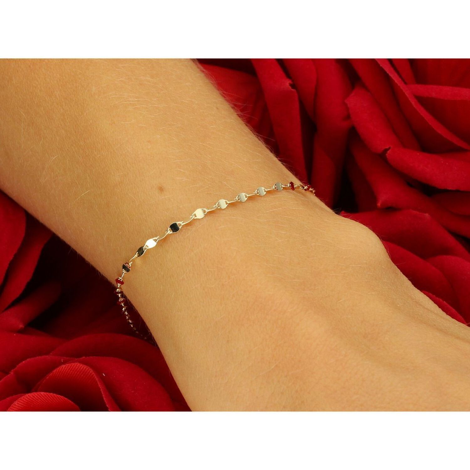 Delikatna złota bransoletka damska próby 585 złożona z drobnych blaszek. Długość 19 cm, waga 0,67 g, szerokość 1,7 mm, zapięcie na karabińczyk. 1.jpg